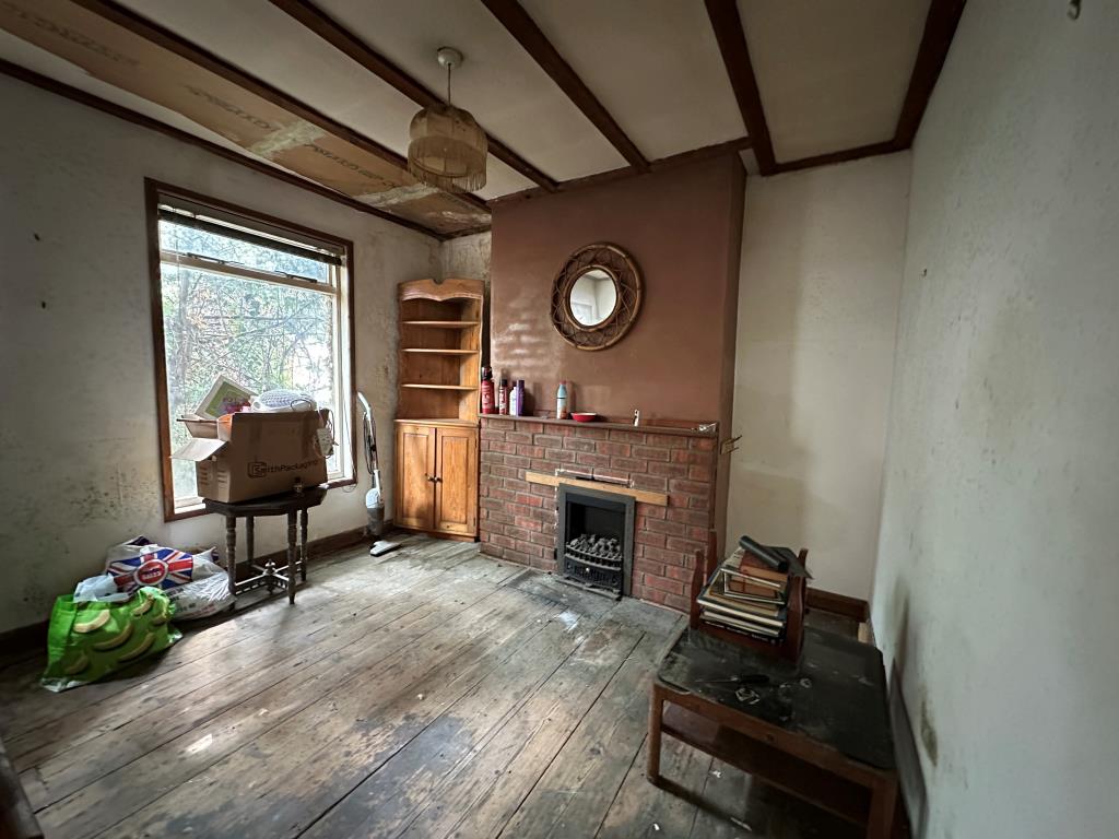 Lot: 151 - FREEHOLD RESIDENTIAL ON HIGH STREET WITH OUTSIDE SPACE FOR REFURBISHMENT - 